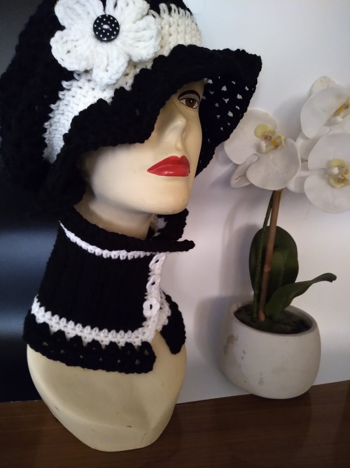 Trendy Black And White Elegant Crochet Hat Set